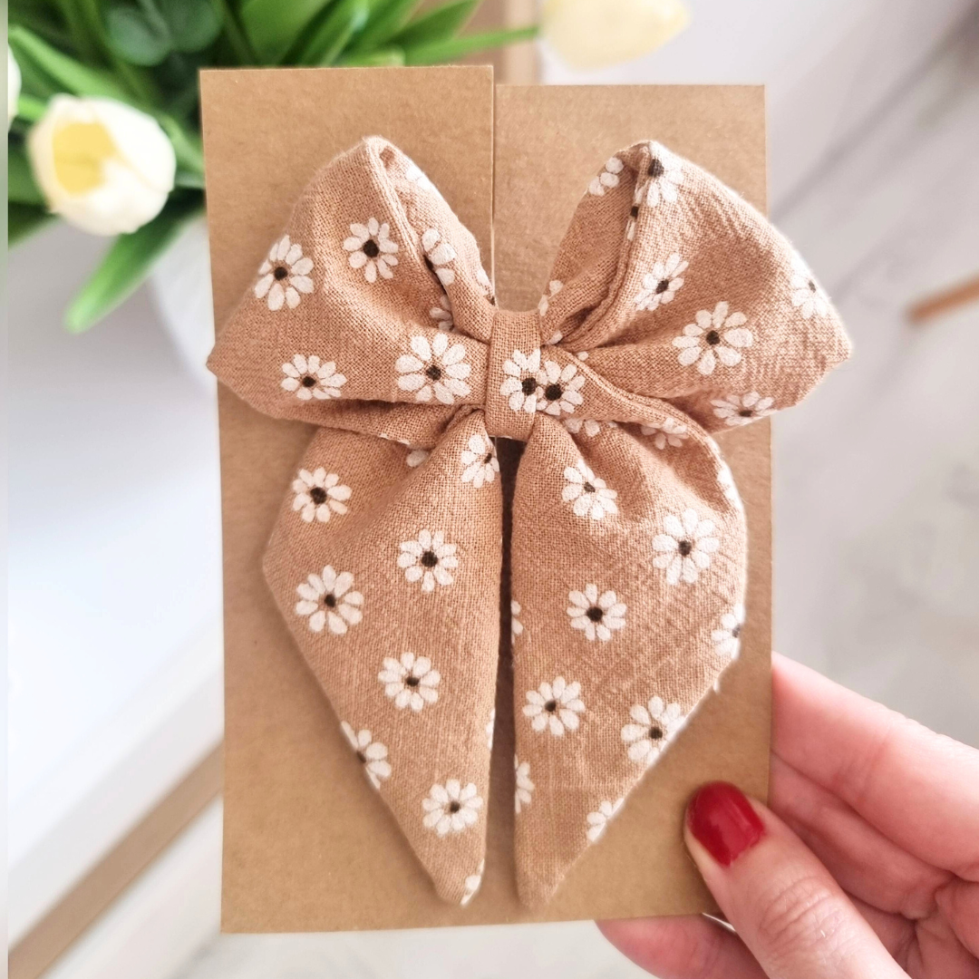 Kokardka Elen - spinka brązowa w stokrotki