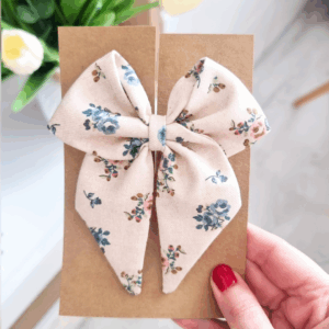 Kokardka Elen - spinka beżowa w niebieskie i róż kwiatki