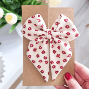 Kokardka Elen - spinka beżowa w bordowe kwiatuszki