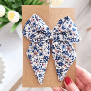 Kokardka Elen - spinka biała w niebieskie kwiatuszki