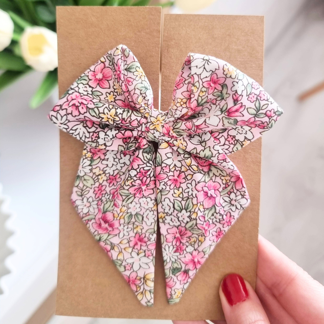 Kokardka Elen - spinka jasny róż w kwiatuszki