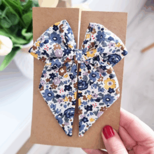 Kokardka Elen - spinka biała w niebieskie i żółte kwiatuszki