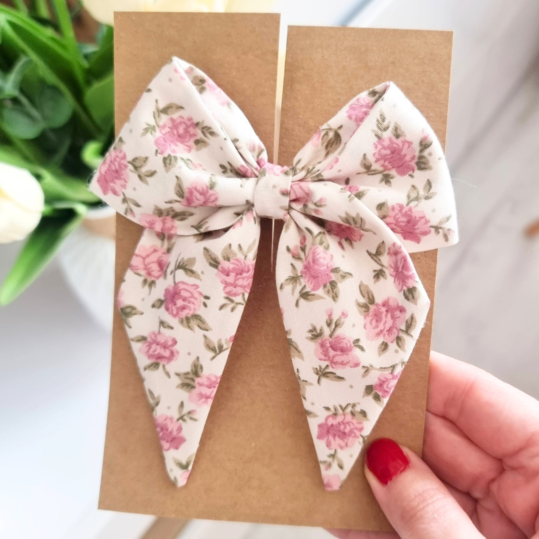 Kokardka Elen - spinka beżowa w różyczki