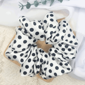 Scrunchie oversized biała w czarne groszki