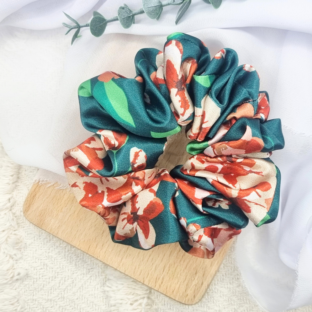 Scrunchie oversized butelkowa zieleń w kwiaty