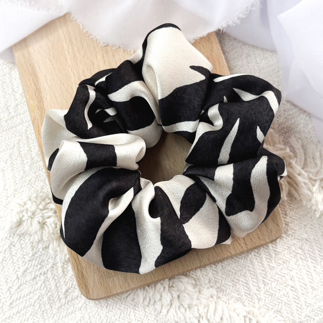 Scrunchie oversized biało - czarna zebra