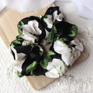 Scrunchie oversized czarna w listki i kwiatki