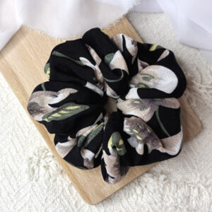 Scrunchie oversized czarna w beżowo - białe kwiatki