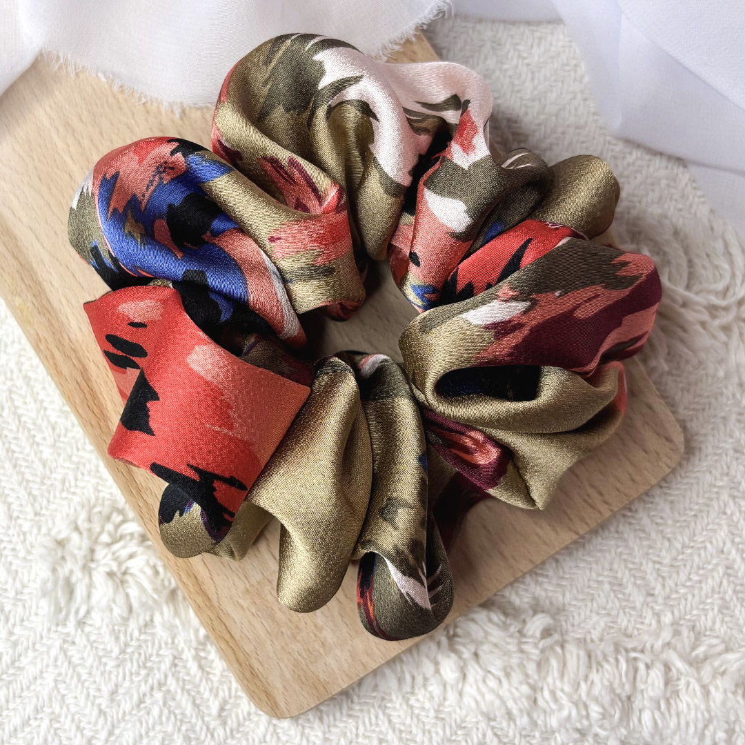 Scrunchie oversized ciemny beż w neonowe plamki