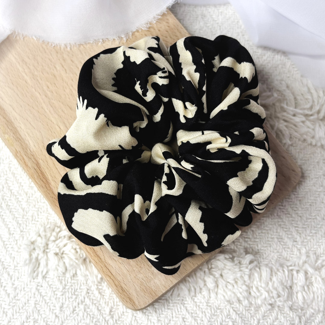 Scrunchie oversized czarna w kremową zebrę