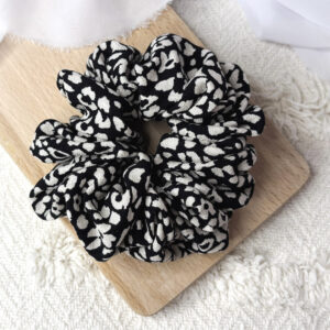 Scrunchie oversized czarna w malutkie białe kwiatki