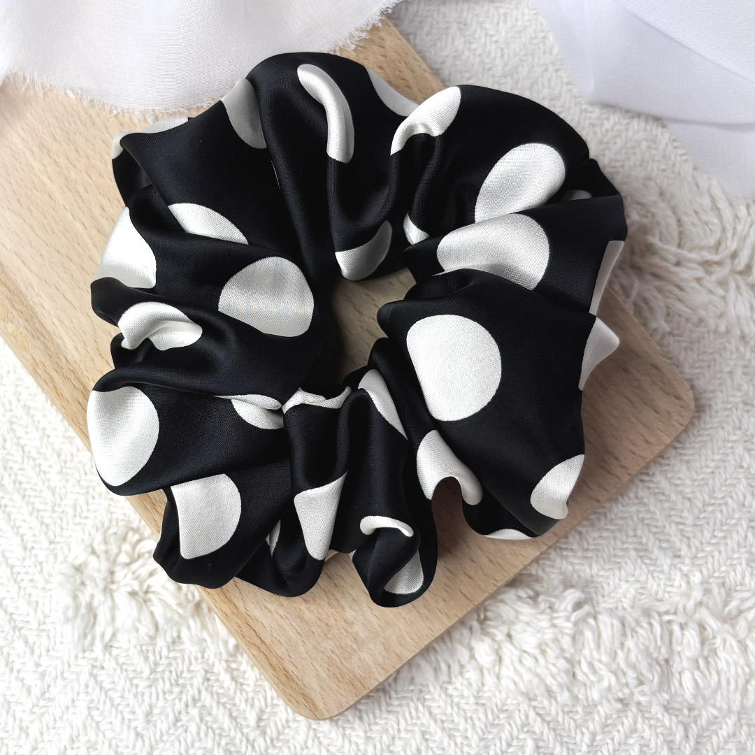 Scrunchie oversized czarna w białe grochy