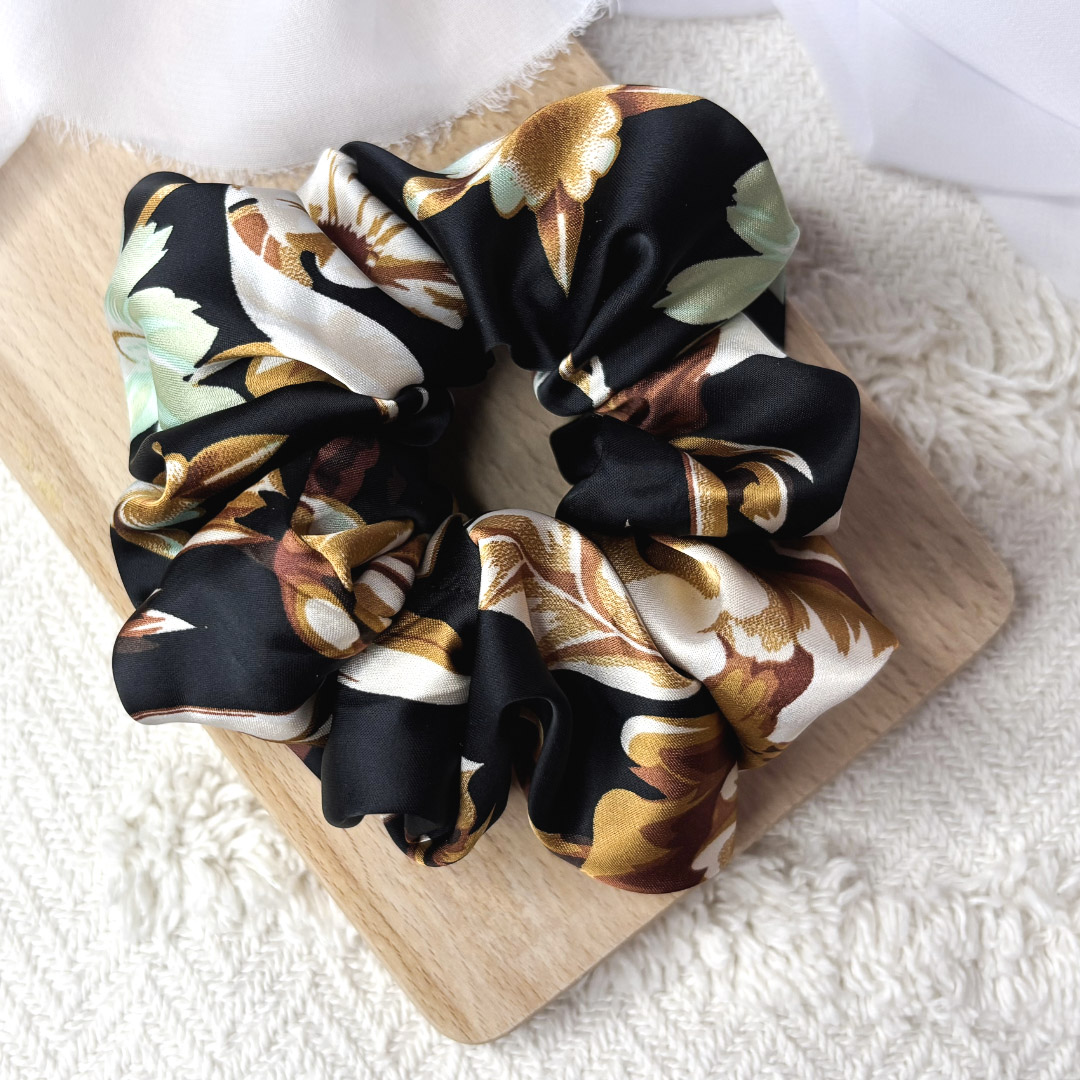 Scrunchie oversized czarna w duże kwiaty i listki