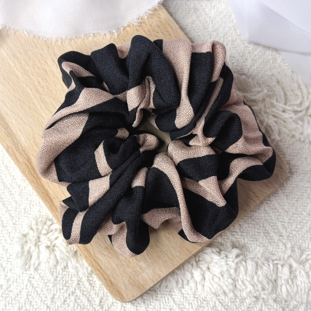 Scrunchie oversized zebra czarno - brązowa