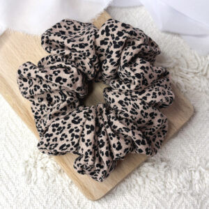 Scrunchie oversized mini panterka na ciemnym beżu
