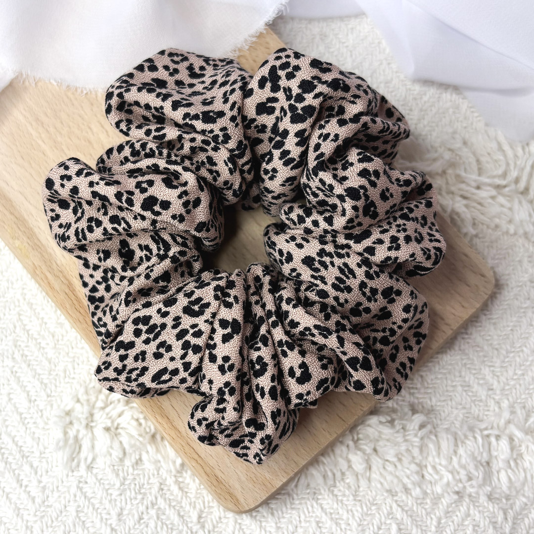 Scrunchie oversized mini panterka na ciemnym beżu