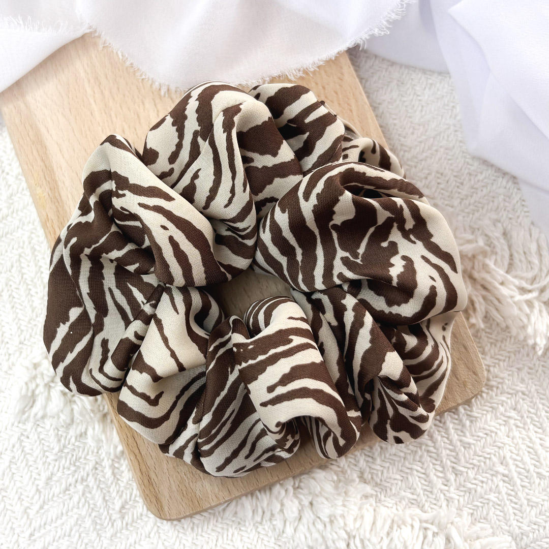 Scrunchie oversized beżowa w brązową drobną zebrę