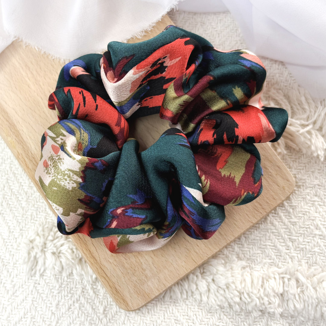 Scrunchie oversized butelkowa zieleń w neonowe plamki
