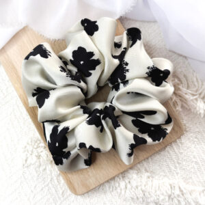 Scrunchie oversized chłodny beż w czarne kwiaty