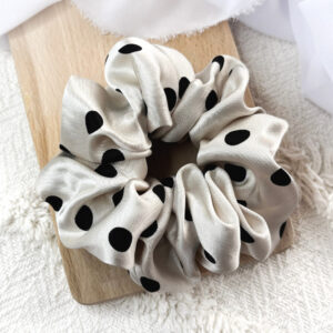 Scrunchie oversized chłodny beż w czarne groszki