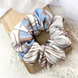 Scrunchie oversized beżowo - niebieskie paski